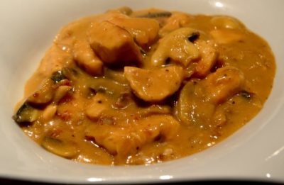 Poulet Aux Champignon Avec Une Sauce onctueuse