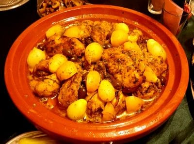 Tajine berbère de poulet  aux oignons entiers