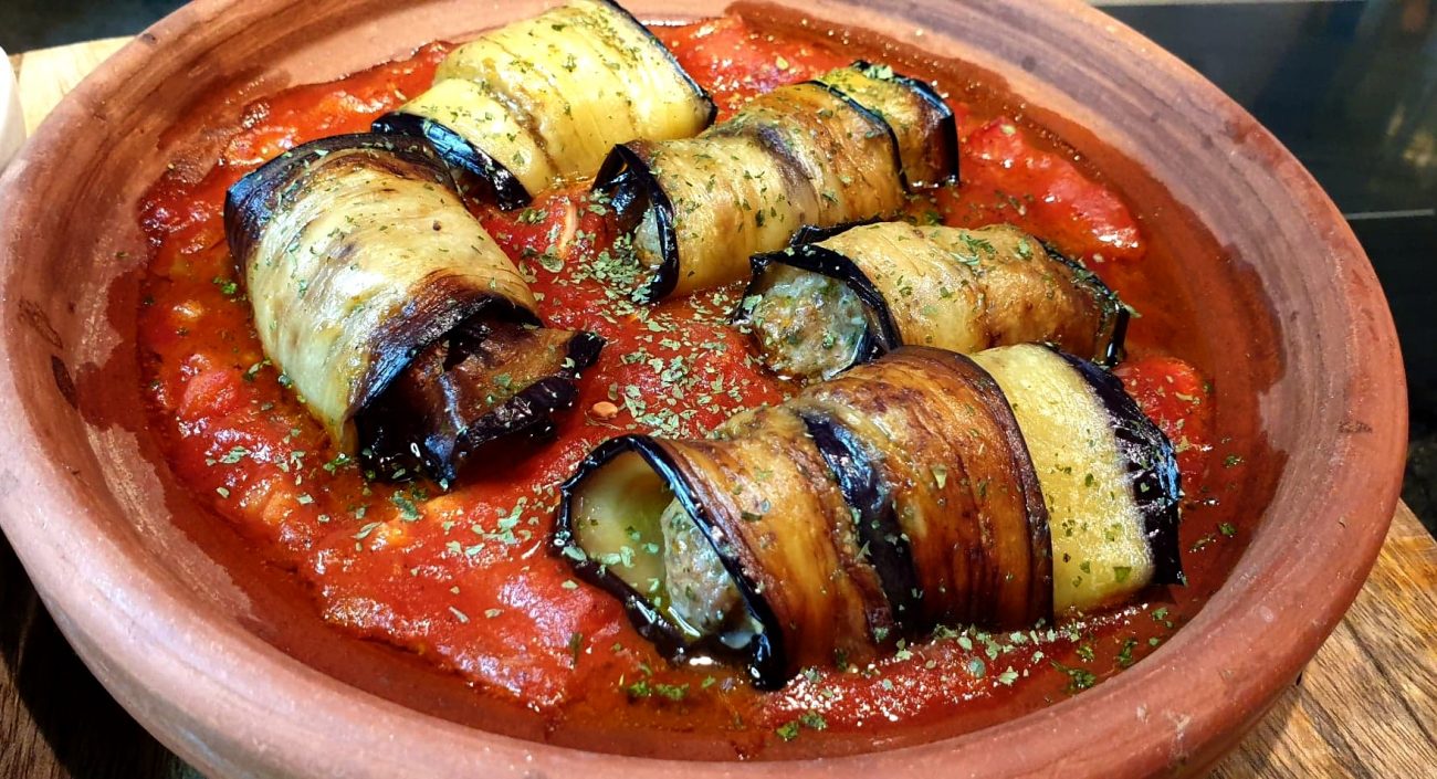 Roulés d’Aubergines Farcis à la Viande Hachée En Tajine