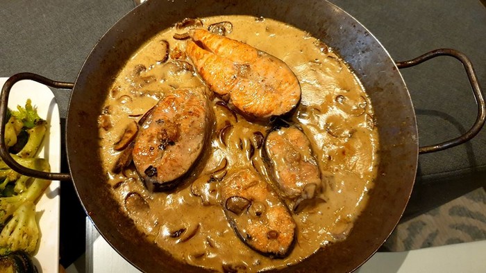 Darnes De Saumon À La Crème Fraîche et Champignons De Paris